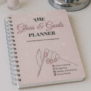 Puede incluir: Una agenda rosa con espiral titulada "The Gloss & Goals Planner" con el texto "A printable planner for beautypreneur". La portada presenta una mano con uñas manicuradas. También son visibles iconos para el seguimiento de clientes, presupuestos, programación semanal y redes sociales.