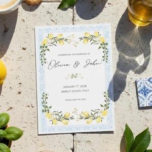 Plantilla para guardar la fecha con limón italiano, boda mediterránea, azulejos azules e invitación amarilla (Canva editable).