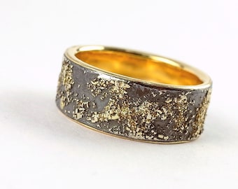 Gouden chaos met gouden voering 8 mm breed - Brede trouwring, 18k goud en geoxideerd sterling zilver