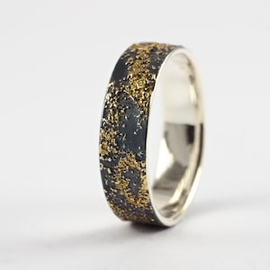 Gold Chaos - Rustic Men's Wedding Ring in 18kt Gold and Oxidized Sterling Silver