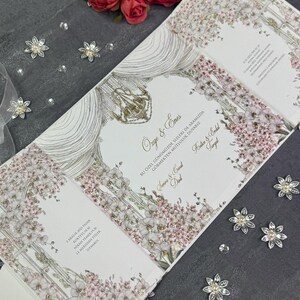 Luxe bloemenhuwelijksuitnodiging – Gepersonaliseerde vintage gevouwen kaart met pastelbloemen en kroonluchterillustratie