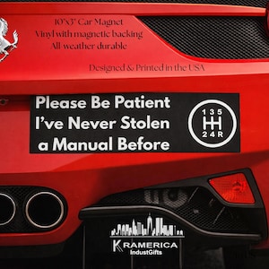 Pode incluir: Um íman de carro preto com o texto "Please Be Patient I've Never Stolen a Manual Before" e um gráfico de mudança de marcha. O íman tem 25,4 cm x 7,6 cm e é feito de vinil com suporte magnético. O íman está num carro vermelho.
