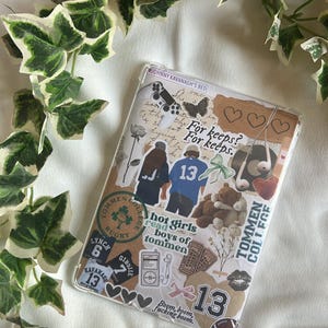 Może przedstawiać: Przezroczyste etui na telefon ozdobione naklejkami, w tym tekstem "For keeps?" i "hot girls read boys of tommen". Etui zawiera obrazy misia, piłki nożnej i numeru 13.