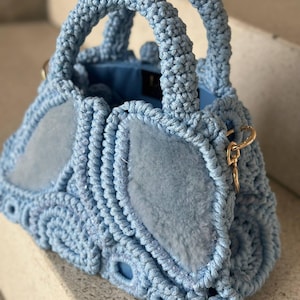 Bolso de ganchillo con encaje irlandés y piel sintética, mini bolso llamativo, bolso texturizado hecho a mano, bolso estético suave, bolso con ribete de piel de oveja, bolso tote de ganchillo