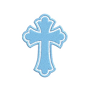 Puede incluir: Una cruz azul claro con un contorno blanco. La cruz tiene un diseño decorativo en los extremos de los brazos.