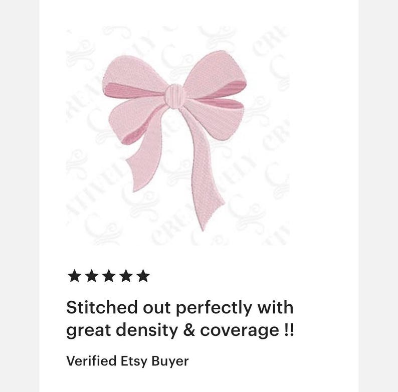 Peut inclure: Un motif de n&oelig;ud brod&eacute; rose clair pr&eacute;sentant une texture de couture visible et deux longs rubans tombants. Le motif est centr&eacute; sur un fond blanc avec un texte en filigrane r&eacute;p&eacute;titif et p&acirc;le visible derri&egrave;re le n&oelig;ud principal.