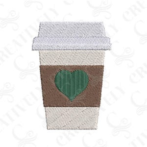Könnte beinhalten: Eine weiße und braune Kaffeetasse mit einem grünen Herzdesign. Die Tasse hat einen weißen Deckel und ein braunes Band um die Mitte.