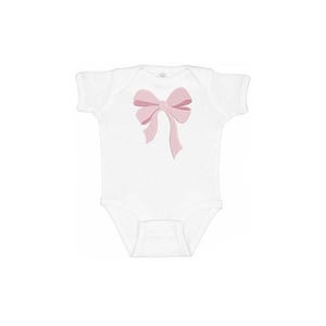 Peut inclure: Un body blanc &agrave; manches courtes orn&eacute; d'un motif de n&oelig;ud rose clair brod&eacute; au centre. Le v&ecirc;tement pr&eacute;sente une encolure ronde et une fermeture &agrave; boutons-pression &agrave; l'entrejambe, offrant un design &eacute;pur&eacute; sur un tissu blanc uni.