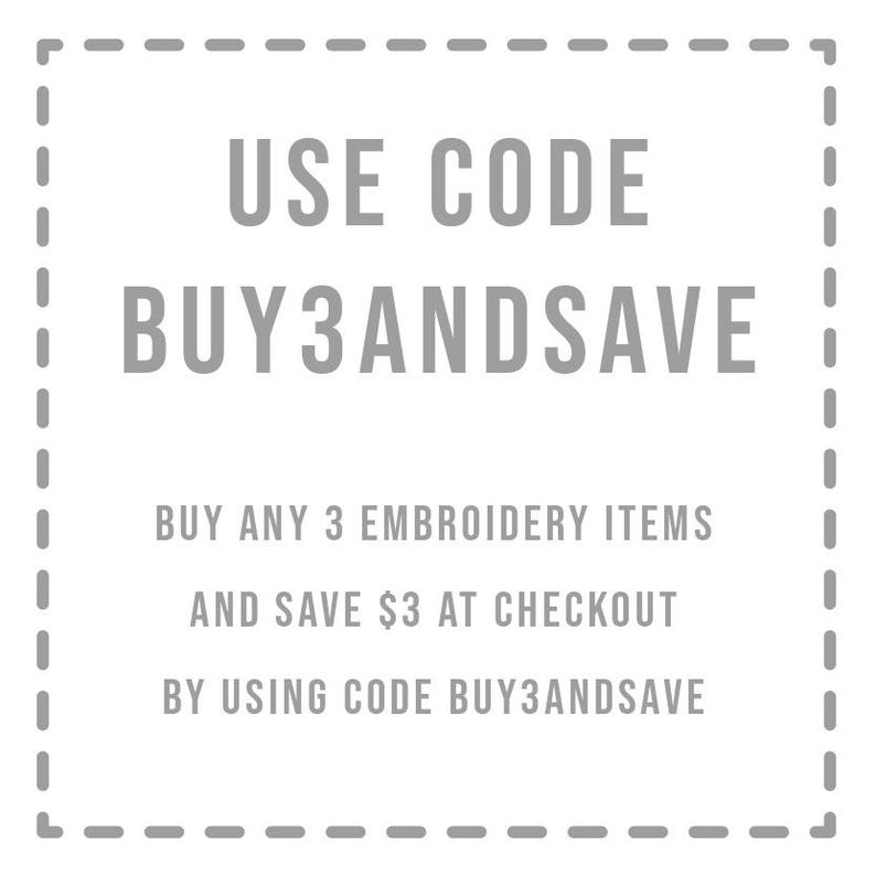 Peut inclure: Un graphique carr&eacute; avec une bordure en pointill&eacute;s contenant le texte USE CODE BUY3ANDSAVE, suivi du texte BUY ANY 3 EMBROIDERY ITEMS AND SAVE $3 AT CHECKOUT BY USING CODE BUY3ANDSAVE. Le texte et la bordure sont gris sur un fond blanc.