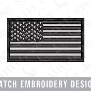 Può includere: Toppa ricamata con un disegno della bandiera americana in scala di grigi. La bandiera ha uno sfondo nero con stelle e strisce bianche. La toppa è rettangolare con un bordo nero. Il testo "PATCH EMBROIDERY DESIGN" è sotto.