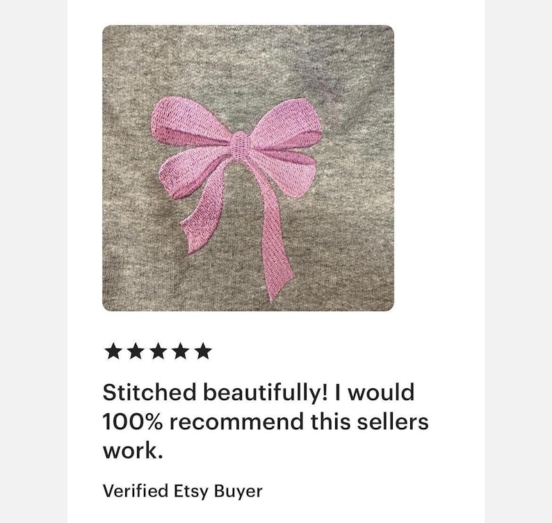 Peut inclure: Un v&ecirc;tement en tissu gris chin&eacute; arborant un motif de n&oelig;ud rose clair brod&eacute; au centre. Le n&oelig;ud pr&eacute;sente des motifs de points visibles qui cr&eacute;ent de la texture et de la profondeur sur le mat&eacute;riau de fond gris aux tons neutres et doux.