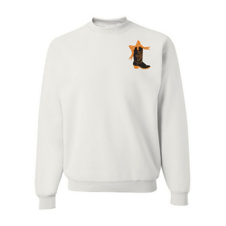 Puede incluir: Sudadera blanca con una bota vaquera negra con un lazo naranja en el pecho izquierdo.