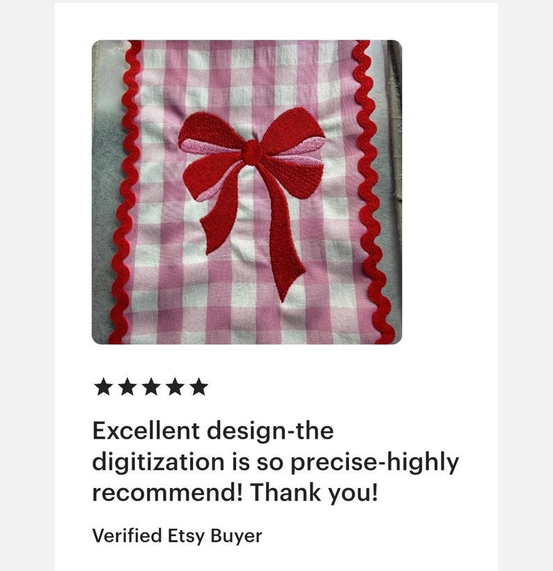 Peut inclure: Une pi&egrave;ce de tissu rectangulaire avec un motif &agrave; carreaux vichy rose et blanc. Le centre pr&eacute;sente un n&oelig;ud brod&eacute; rouge avec des accents rose clair. Les bords verticaux sont finis avec une bordure d&eacute;corative festonn&eacute;e rouge.