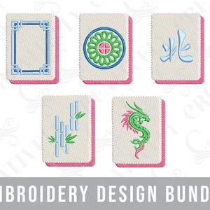 Könnte beinhalten: Stickmuster für Mahjong-Spielsteine. Jedes Kachel-Design zeigt ein einzigartiges Motiv, darunter ein blauer Rahmen, ein Blumenmuster, ein chinesisches Schriftzeichen, Bambusstängel und ein Drache. Die Kacheln haben einen rosa Rand und einen weißen Hintergrund. Der Text "EMBROIDERY DESIGN BUNDLE" ist unten.