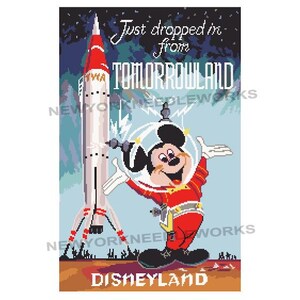Puede incluir: Un póster vintage de Disneyland con Mickey Mouse en un traje espacial, de pie frente a un cohete. El póster dice "Just dropped in from TOMORROWLAND" y "DISNEYLAND".