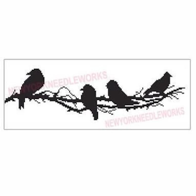 Op de afbeelding: Silhouet van vier zwarte vogels die op een tak zitten. De vogels kijken in verschillende richtingen en lijken te rusten op de tak.