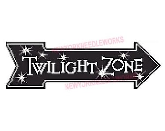Op de afbeelding: Een zwart pijlvormig bord met de woorden "Twilight Zone" in witte, gestileerde tekst. Het bord heeft een witte rand en steraccenten. De tekst "NEW YORK NEEDLEWORKS" is zichtbaar op de achtergrond.