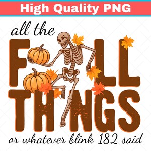 Peut inclure: Un design graphique représentant un squelette tenant une citrouille orange, entouré de feuilles d'érable orange et jaunes. Le texte indique all the FALL THINGS or whatever blink 182 said, avec le mot FALL intégré à l'illustration du squelette.