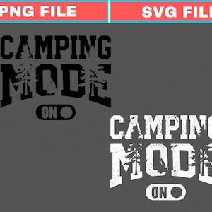 Op de afbeelding: Grafisch ontwerp met de woorden "CAMPING MODE ON" in een vet, gestileerd lettertype. Het ontwerp bevat boom silhouetten en een kampeerthema, ideaal voor buitenactiviteiten.