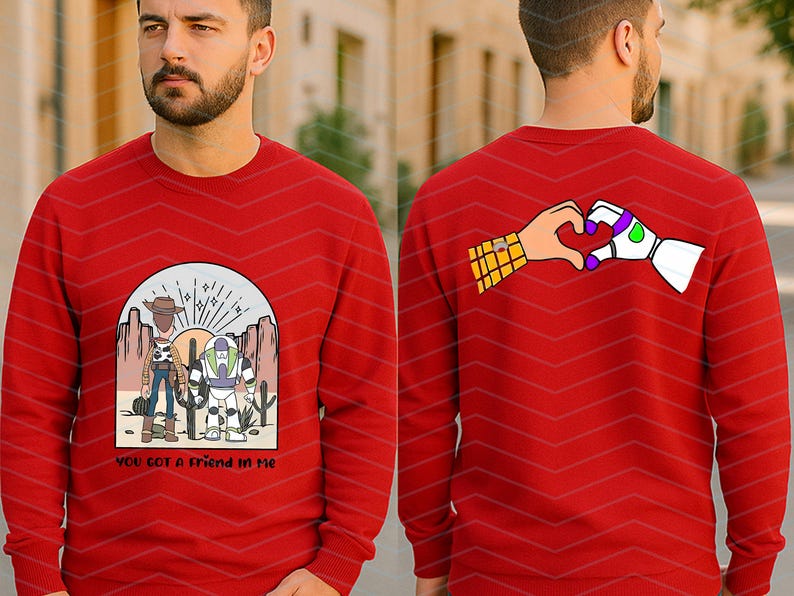 Pu&ograve; includere: Felpa rossa con una grafica di Woody e Buzz Lightyear in una scena desertica e la scritta "YOU GOT A FRIEND IN ME". Il retro mostra un cuore fatto con le mani di Woody e Buzz. Un design divertente e colorato.