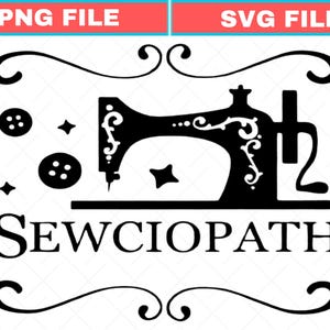 Puede incluir: Gráfico en blanco y negro con una silueta de máquina de coser vintage, botones y estrellas. La palabra "SEWCIOPATH" se muestra debajo. El diseño está enmarcado por adornos decorativos.