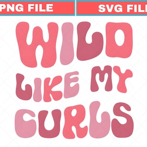Op de afbeelding: Een grafisch ontwerp met de tekst "WILD LIKE MY CURLS" in verschillende roze tinten. De woorden zijn in een retro, groovy lettertype. De bovenkant van de afbeelding heeft de tekst "PNG FILE" en "SVG FILE" in een rode en teal banner.