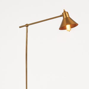 Lámpara de pie de latón Japandi: luz de lectura con cúpula ajustable de mediados de siglo, decoración minimalista para el hogar, un regalo ideal.