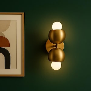 Applique da parete in ottone in stile moderno di metà secolo: luce con spina o cablata