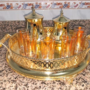 Marokkanisches Tee-Set – Handgefertigtes Tablett aus goldenem Messing mit Teekannen und Gläsern – traditionelle marokkanische Dekoration für Teeliebhaber