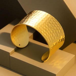 Bracelet manchette en or martelé : gros bracelet jonc large, réglable