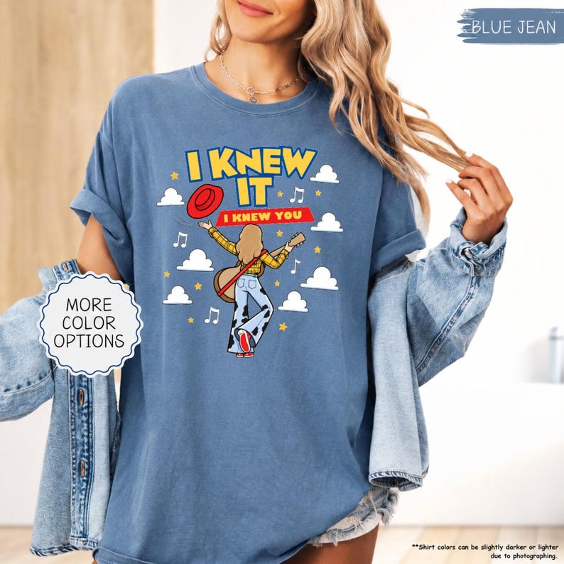 Camiseta Comfort Colors "Lo sabía, te conocía", camiseta TS 2026 para fans, camiseta inspirada en la canción de Toy Story. imagen 1