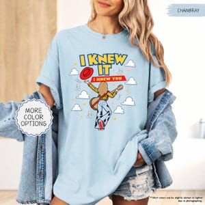 Camiseta Comfort Colors "Lo sabía, te conocía", camiseta TS 2026 para fans, camiseta inspirada en la canción de Toy Story. imagen 3