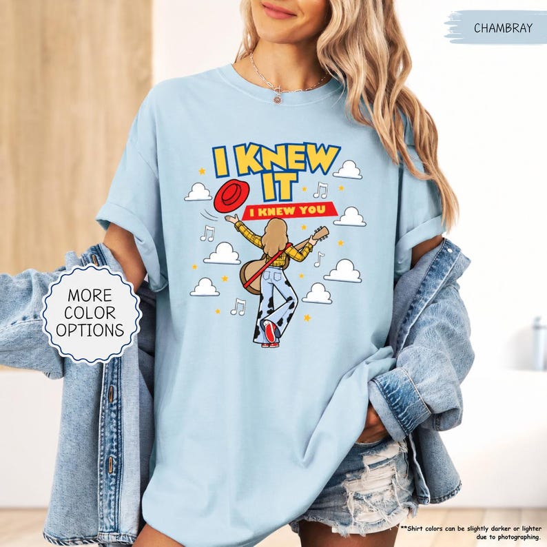 Camiseta Comfort Colors "Lo sabía, te conocía", camiseta TS 2026 para fans, camiseta inspirada en la canción de Toy Story. imagen 3
