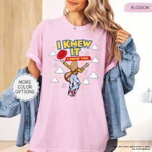 Camiseta Comfort Colors "Lo sabía, te conocía", camiseta TS 2026 para fans, camiseta inspirada en la canción de Toy Story. imagen 2