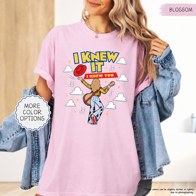 Camiseta Comfort Colors "Lo sabía, te conocía", camiseta TS 2026 para fans, camiseta inspirada en la canción de Toy Story. imagen 2