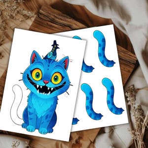 Op de afbeelding: Twee witte vellen papier met cartoon illustraties. Eén toont een blauwe kat met een vogel op zijn hoofd, een brede grijns en gele ogen. De andere heeft blauwe, gebogen vormen met donkerblauwe stippen.