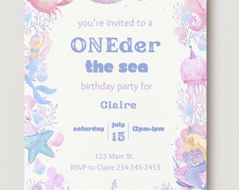 以下が含まれることがあります： パステルカラーの招待状。人魚をテーマに、「ONEder the sea birthday party for Claire」と7月15日の詳細が記載されています。カニ、タツノオトシゴ、クラゲ、人魚のイラストが描かれています。