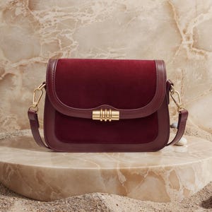 Sac à main pour femme en daim bordeaux, sac rouge foncé élégant, sac à main de soirée élégant, sac à bandoulière minimaliste, sac à main en daim rouge pour un événement