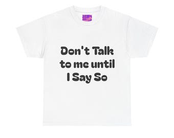 Könnte beinhalten: Weißes T-Shirt mit dem schwarzen, fettgedruckten Schriftzug "Don't Talk to me until I Say So". Das Shirt hat einen Rundhalsausschnitt und kurze Ärmel. Ein kleines, farbenfrohes Design ist am Ausschnitt zu sehen.