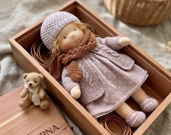 Handgemaakte pop in waldorfstijl met gebreide outfit en teddybeer in doos van aromatisch cederhout