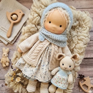 Conjunto de regalo de muñeca artística hecha a mano inspirada en la pedagogía Waldorf: conjunto de punto, vestido de muselina, conejito de ganchillo y mordedor de madera. Muñeca bebé de tela orgánica.