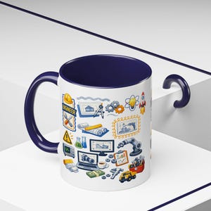 Peut inclure: Un mug en céramique blanche avec un intérieur et une anse bleu foncé, orné d'un imprimé graphique coloré d'icônes sur le thème de l'ingénierie, incluant un casque, des plans, des engrenages, une fusée, un bras robotisé et le mot ENGINEER.