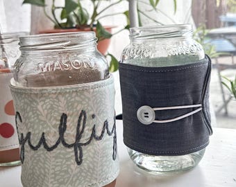 Gesticktes Einmachglas Cozie: Kundengerechte Gingham- oder Denim-Hülsen-Blumen-Einmachglas Cozie 24 Unze 16 Unze