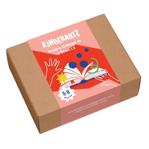 Op de afbeelding: Een bruine kartonnen doos met een roze en rood label. Het label leest "KINDERARTZ" en "From a Collage to a Book 1.2". De doos is ontworpen voor kinderen van 5-8 jaar oud. De doos heeft een kleurrijke illustratie van een open boek.