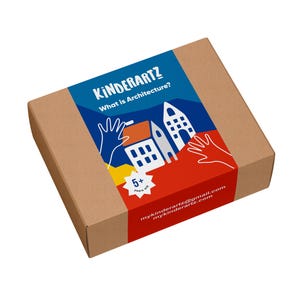 Könnte beinhalten: Ein rechteckiger brauner Pappkarton mit einem bunten Etikett mit dem Text KINDERARTZ What is Architecture? Das Etikett zeigt weiße Strichzeichnungen von Häusern und Händen auf blauem und rotem Hintergrund mit einem 5+ years old Sternsymbol.