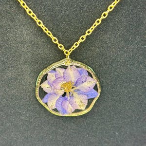 Resin necklace with real flowers