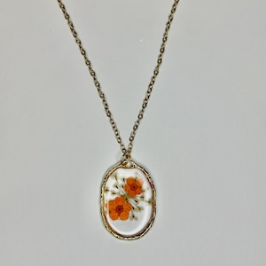 Resin necklace with real flowers