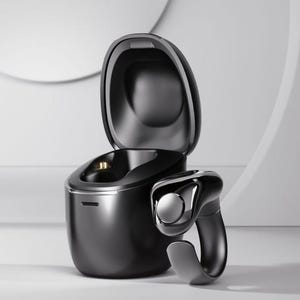 Può includere: Un set di auricolari wireless neri e custodia di ricarica. La custodia di ricarica è aperta, rivelando l'interno. L'auricolare è nero con un accento argentato. Il set è su sfondo bianco.