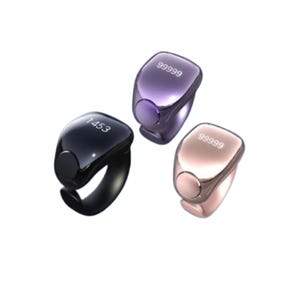 Può includere: Tre contatori a forma di anello in nero, viola e oro rosa. Ogni contatore ha un piccolo pulsante circolare e un display digitale che mostra i numeri. Il contatore nero mostra "1453", gli altri due "99999".