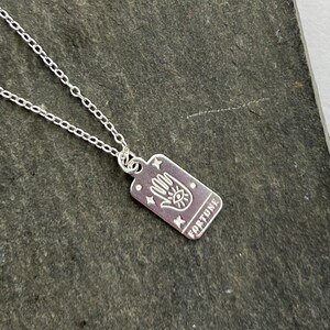 Collar de la Carta del Tarot de la Fortuna en plata de ley - Cadena fina 925, colgante rectangular grabado - Joya de palma de mano mágica bohemia con sello distintivo